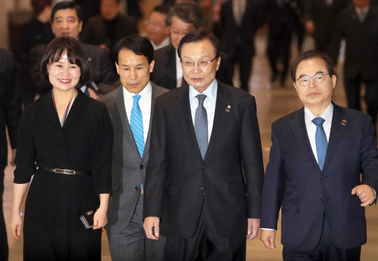 부산 찾은 이해찬 13일 부산항국제여객터미널에서 이해찬 대표(오른쪽 두번째)가 부산시 예산정책협의회에 참석하고자 오거돈 부산시장(오른쪽)과 박인영 부산시의회 의장(맨 왼쪽)과 함께 이동하고 있다.  연합뉴스